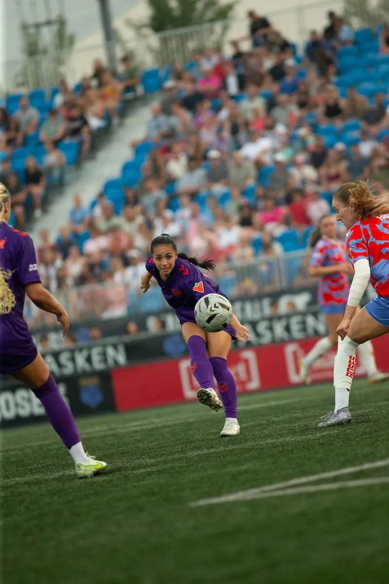Jaclyn Sawicki in action against Montreal Roses